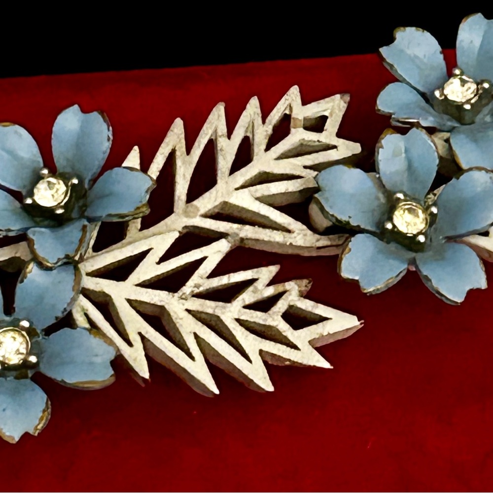 RARE 1958 CROWN TRIFARI WHITE &
BLUE ENAMEL RHINESTONE
'FLOWERING FERN' BRACELET - Picture 8 of 13